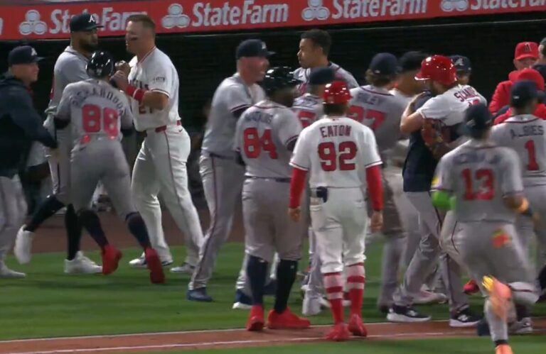 Baseball players fighting