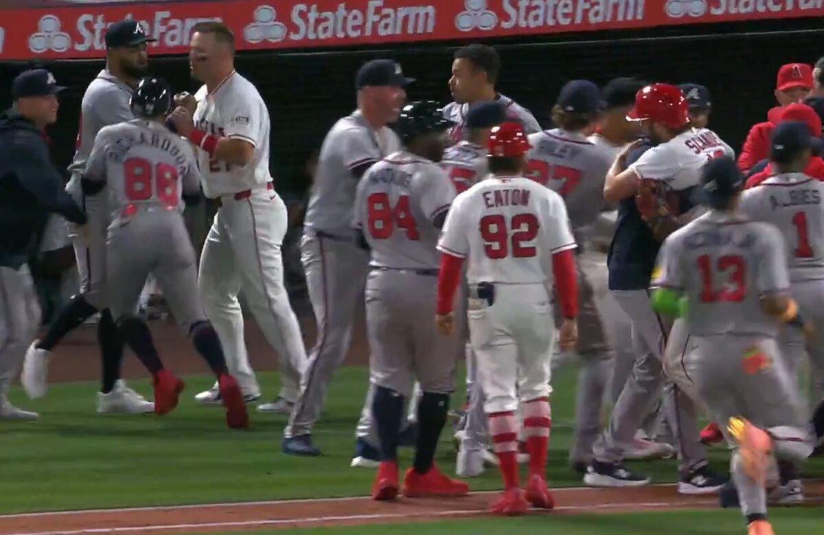 Baseball players fighting